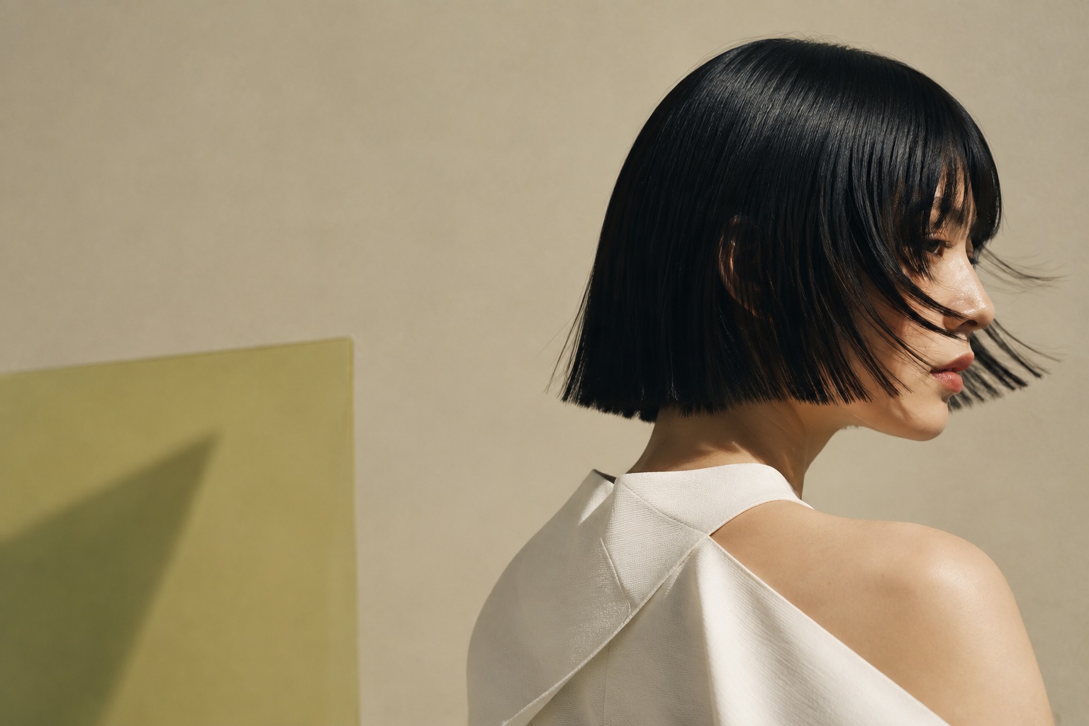 艶のあるボブヘアを横から捉えたNn hair salonのエディトリアルビジュアル